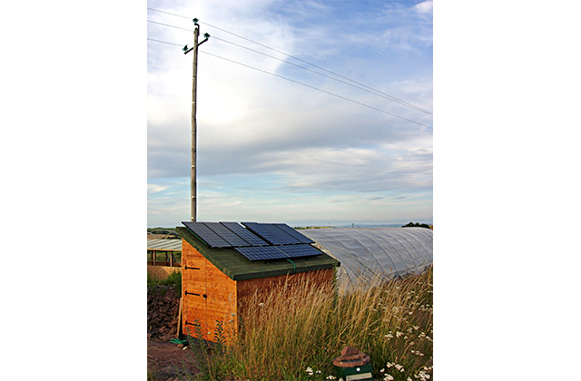 Installation photovoltaïque autonome destinée à alimenter une habitation et une ferme produisant de la spiruline